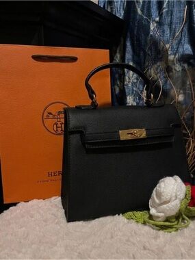 nwt Classic Trapezoid Bag